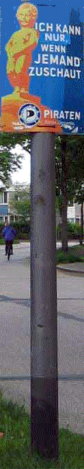 Gesch&ouml;nte Piratenplakat an Laternemast vor Haust&uuml;r von GedichtAktuell